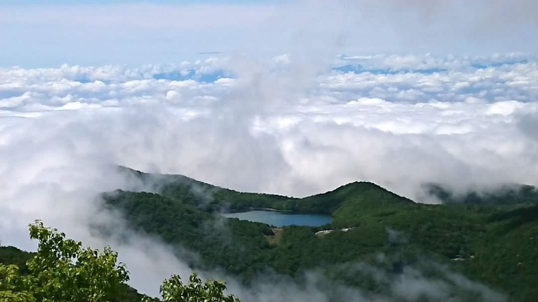 地蔵岳から駒ヶ岳の途中で雲海に浮かぶ小沼が撮れるかも