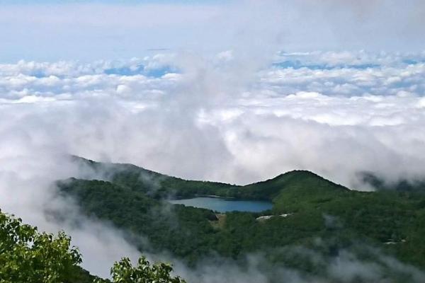 地蔵岳から駒ヶ岳の途中で雲海に浮かぶ小沼が撮れるかも