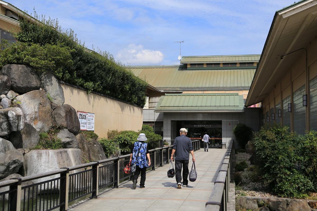 目の前は粕川温泉元気ランド