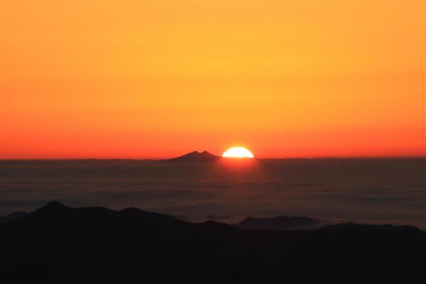 鳥居峠の真正面、雲海から頭をだす筑波山と朝日（11月）