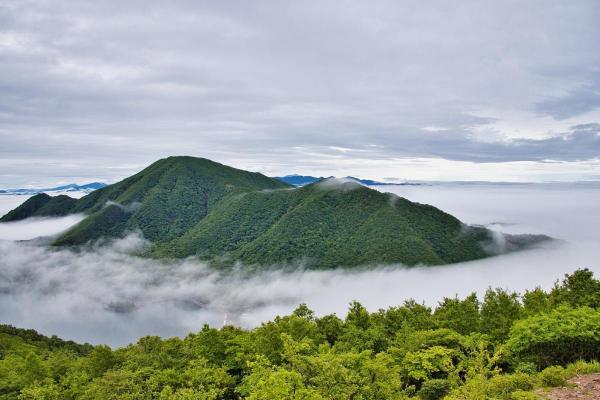 雲海に浮かぶ黒檜山