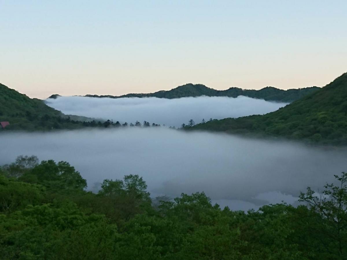 大沼を覆う鍋蓋雲
