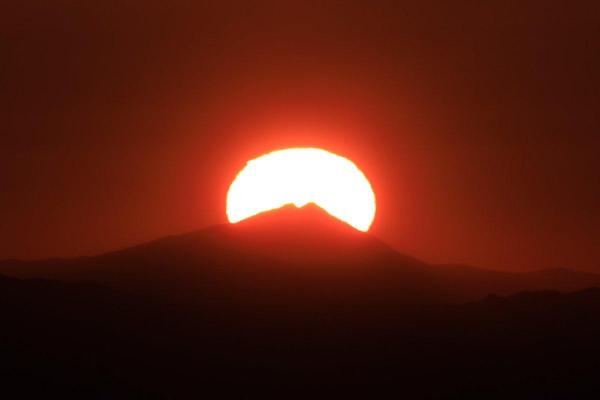 一年に二回、筑波山と日の出が重なるチャンスがあります