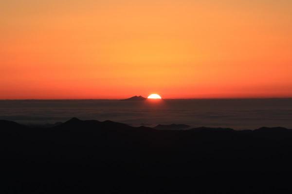 雲海に浮かぶ筑波山と日の出