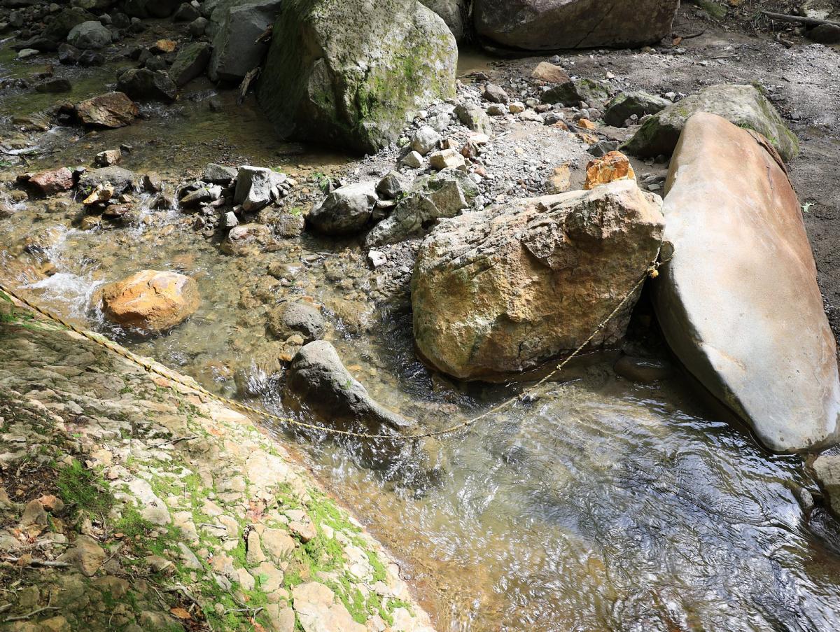 銚子の伽藍で川を横断する場所があります。滑って落ちないように注意して下さい。