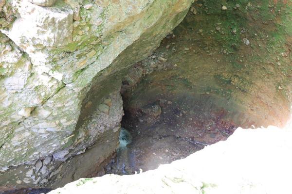 銚子の伽藍は岩が削れ落差があります。覗き込んで落ちないように注意して下さい。