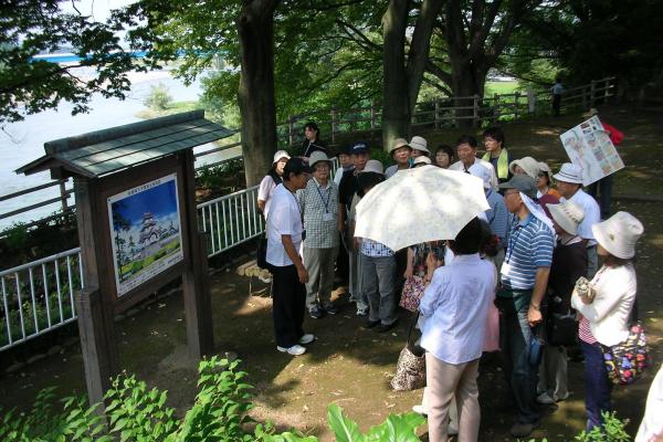 ガイドの様子　前橋城本丸跡2（虎姫観音付近）