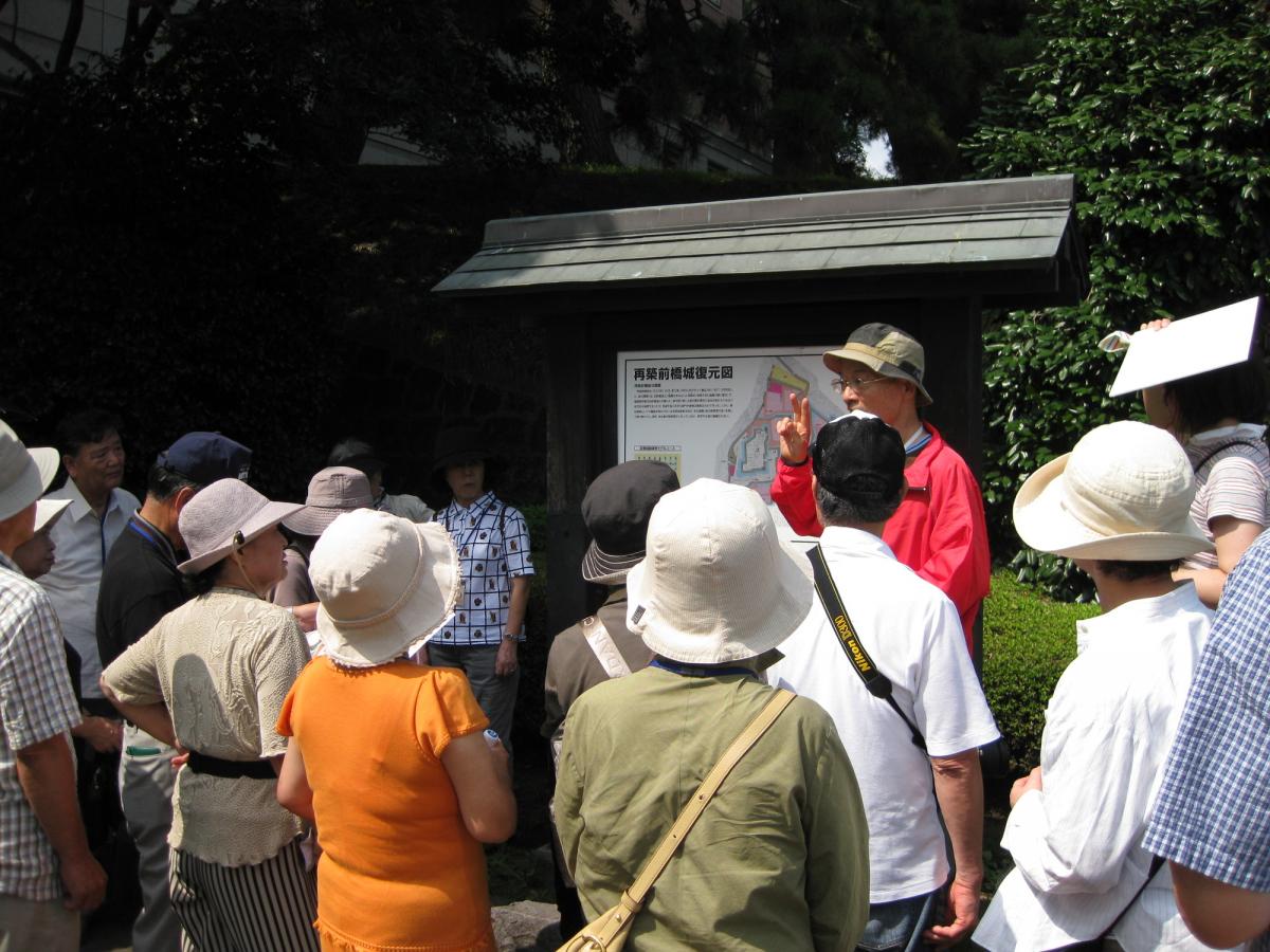 ガイドの様子　再築前橋城の土塁1