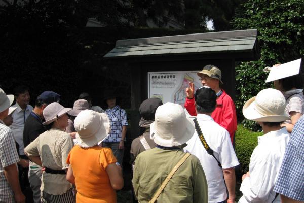 ガイドの様子　再築前橋城の土塁1