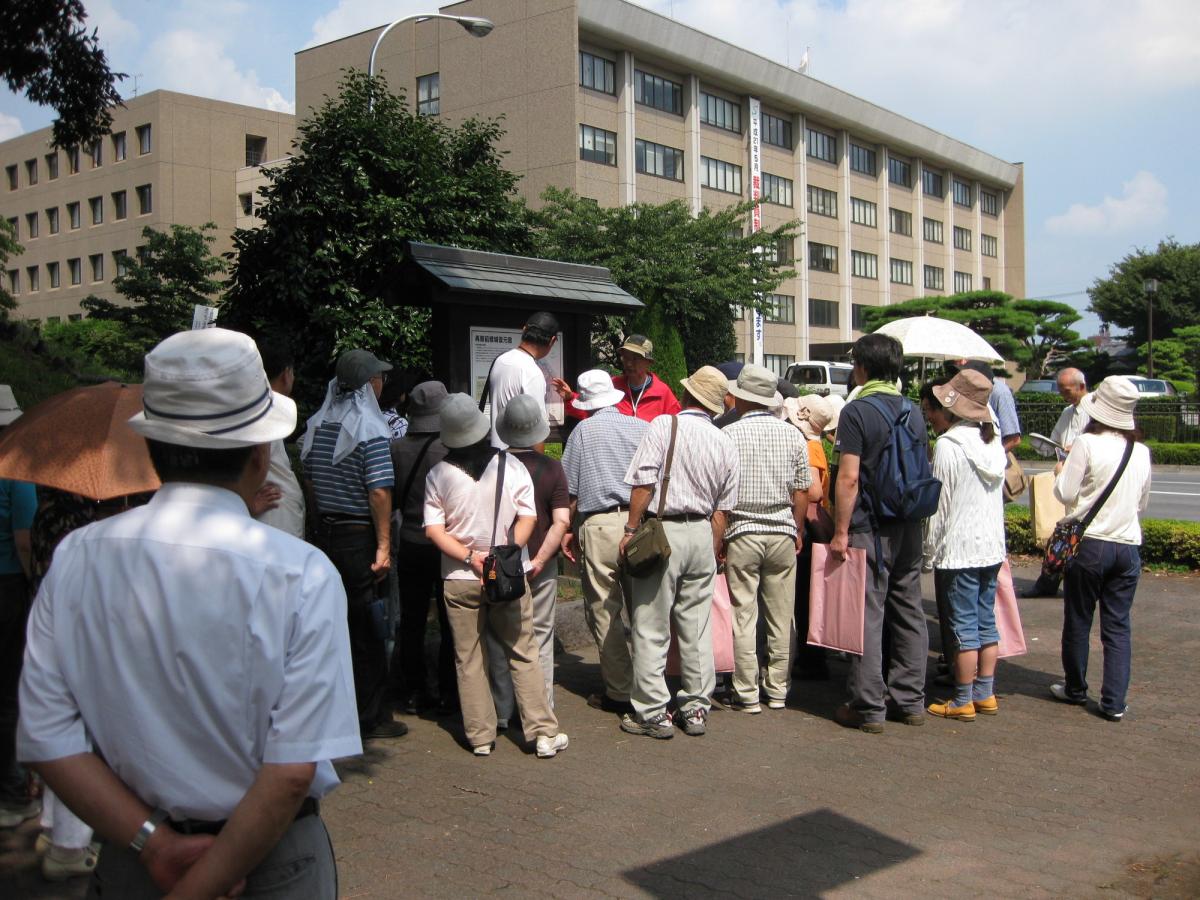 ガイドの様子　再築前橋城の土塁2
