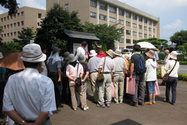 ガイドの様子　再築前橋城の土塁2