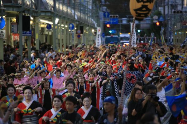 夜は神輿で一層盛り上がります