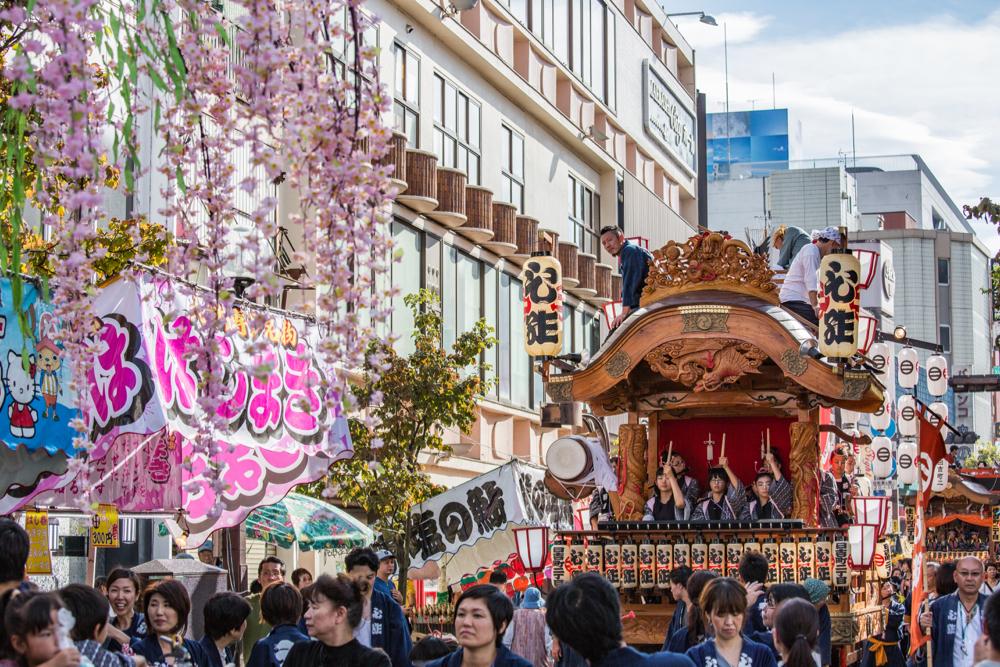 山車や神輿が街の中を練り歩きます