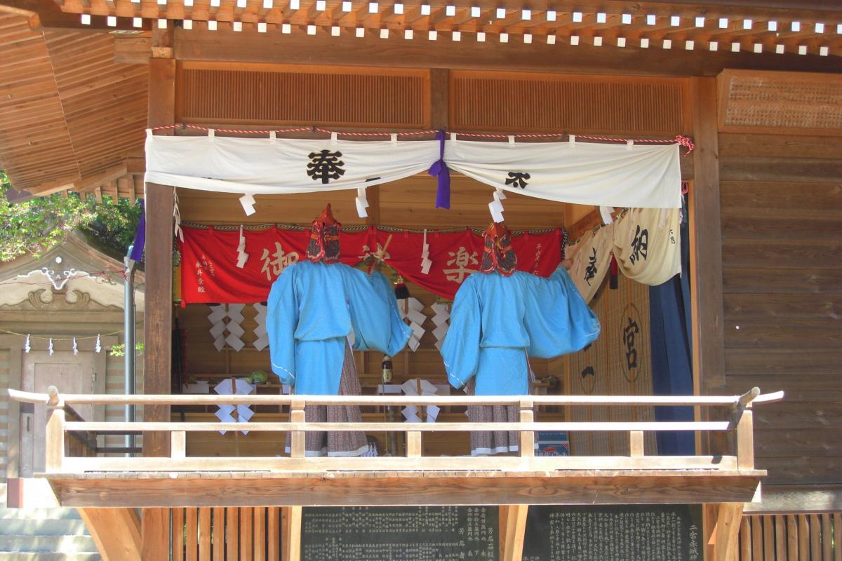 篝火(かがりび)ゆらめく舞殿で、江戸より続く伝統芸能
