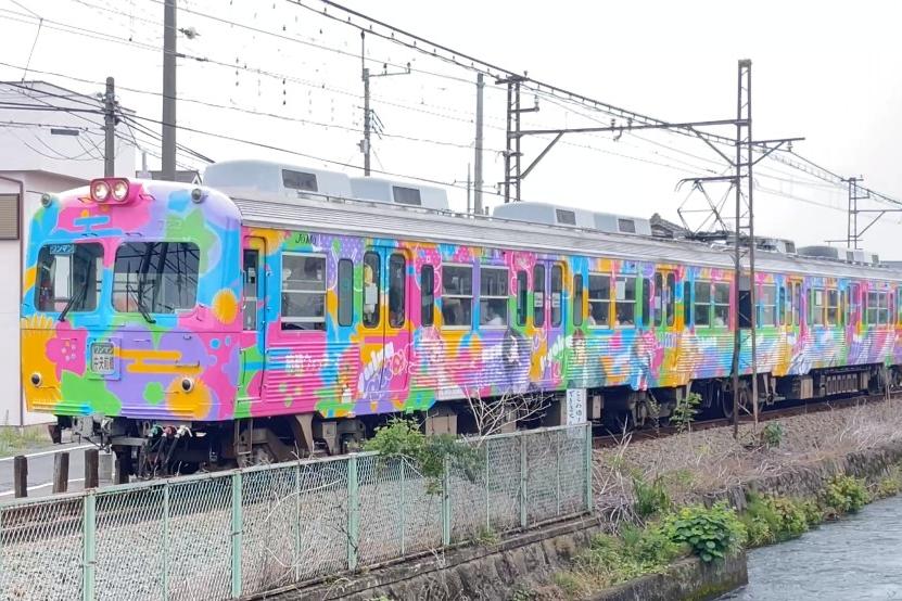 ラッピング電車　ⒸPROJECT MBW