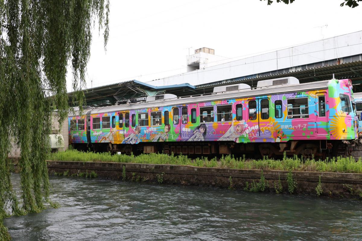 ラッピング電車　ⒸPROJECT MBW