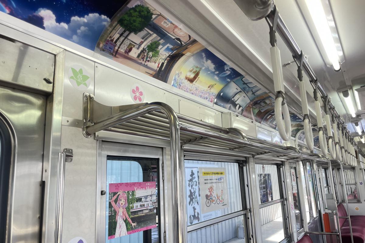 ラッピング電車 車内デコレーション　ⒸPROJECT MBW