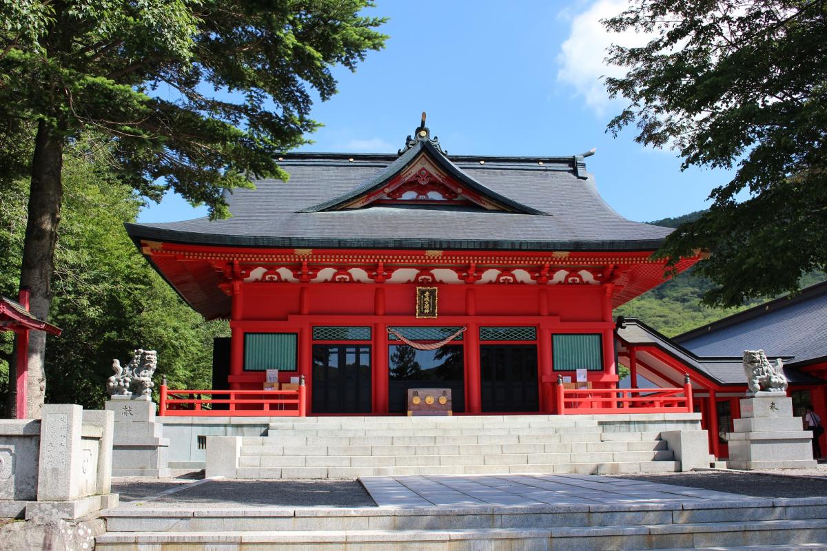 大沼湖畔の赤城神社(富士見町)